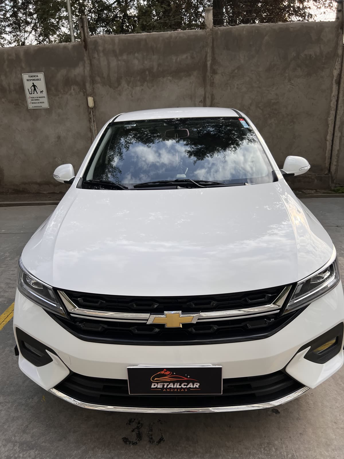 Chevrolet blanco con pulido y detailing a domicilio en Santiago