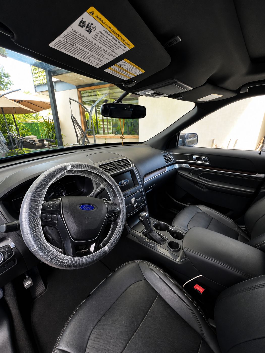 Interior de Ford Explorer impecable tras detailing interior