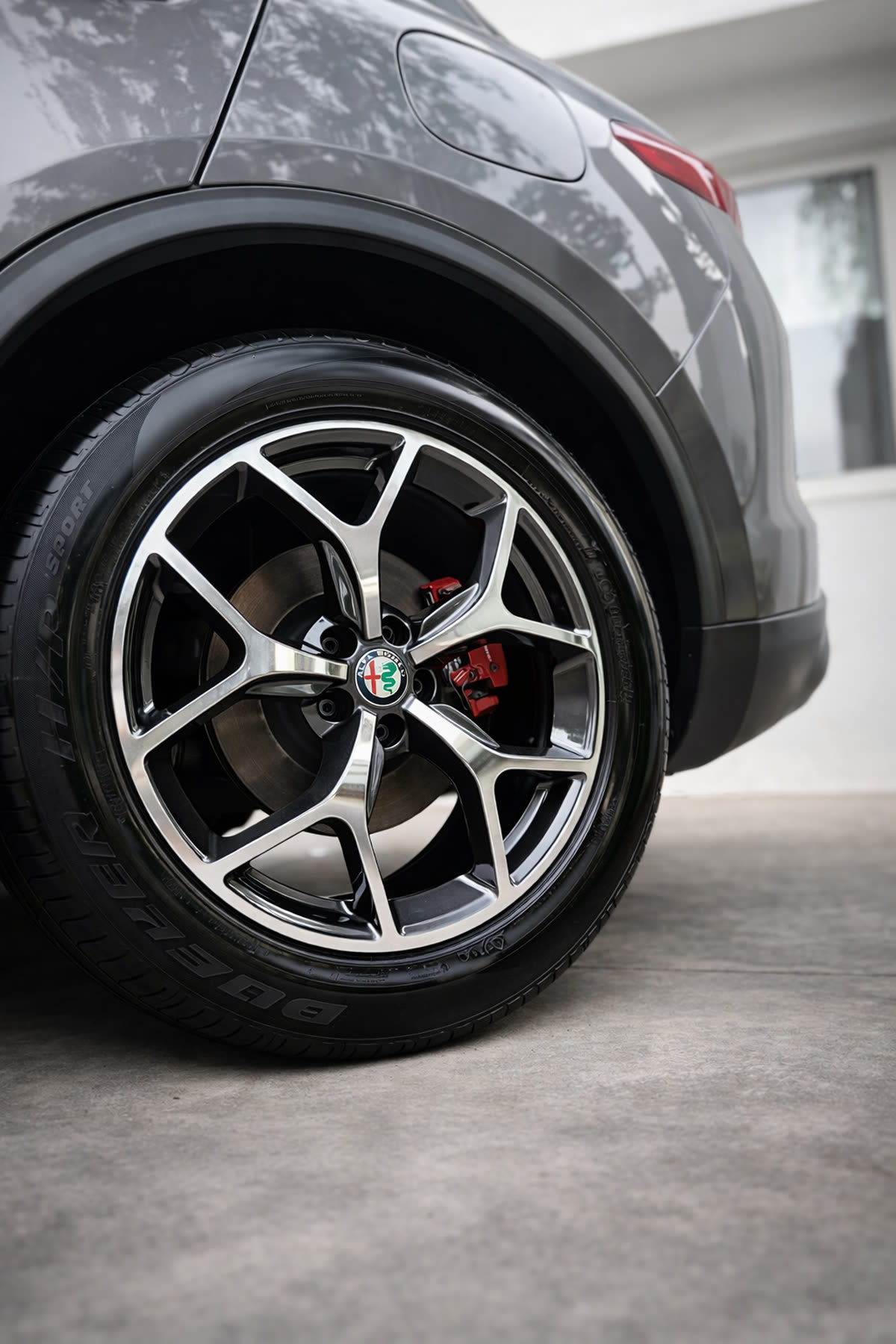 Llanta de Alfa Romeo pulida con caliper rojo tras detailing profesional